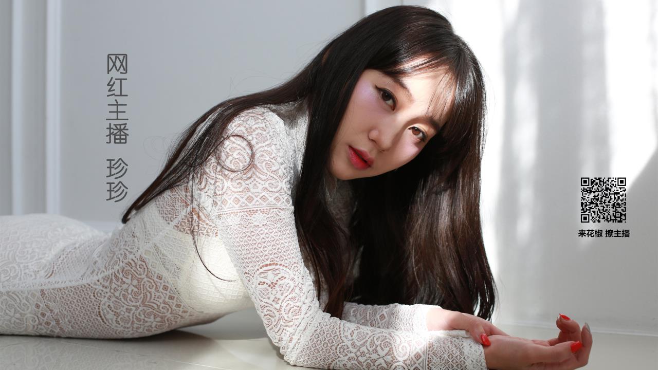 一小孩與媽媽拔蘿卜: 田野里的快樂時(shí)光