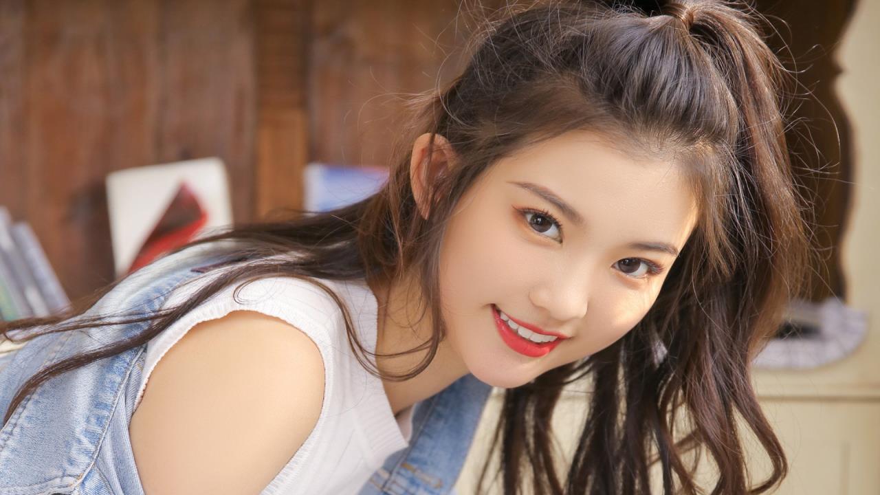 青青河邊草新視頻: 展現自然之美的唯美畫面